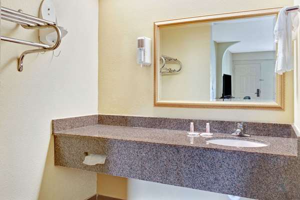  - Days Inn & Suites Stockbridge - I-75, Exit 228