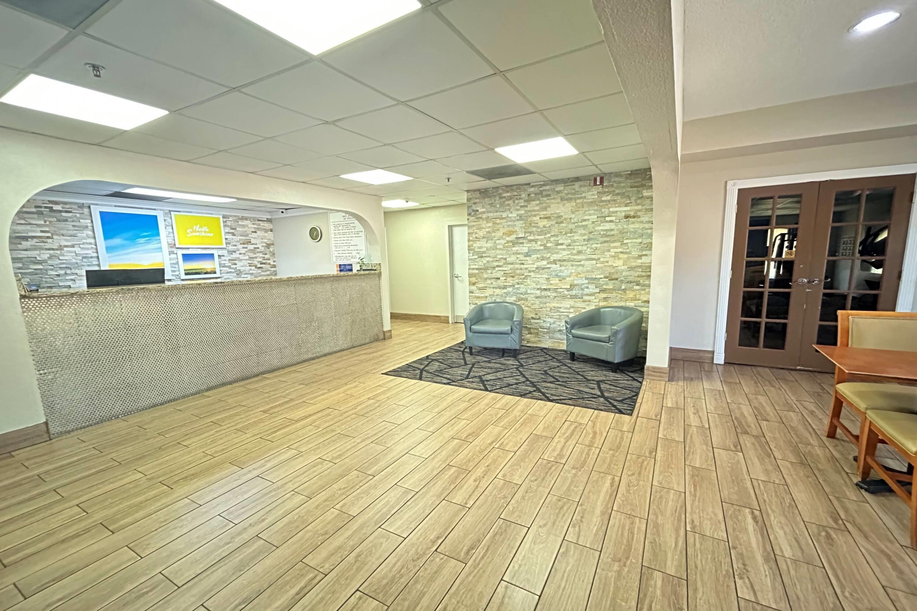 Lobby | Days Inn & Suites by Wyndham Stockbridge South Atlanta