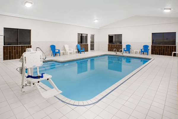 Pool - Days Inn York - I-80, Exit 353