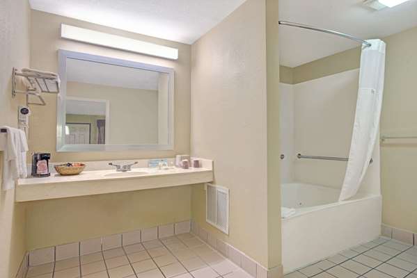  - Days Inn Fiesta Park San Antonio - I-10, Exit 559