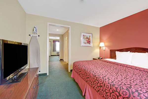 Suite - Days Inn Fiesta Park San Antonio - I-10, Exit 559