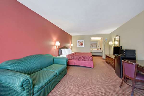 Suite - Days Inn Fiesta Park San Antonio - I-10, Exit 559