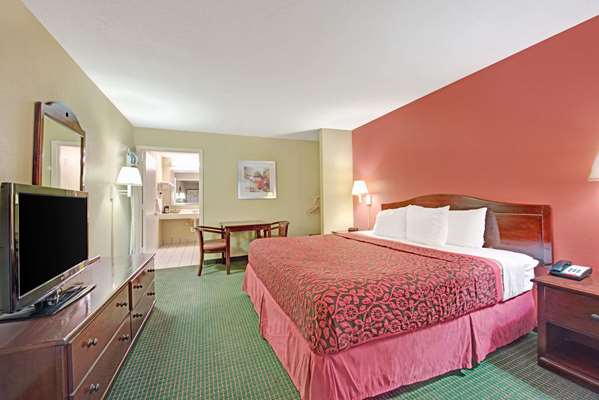 Suite - Days Inn Fiesta Park San Antonio - I-10, Exit 559