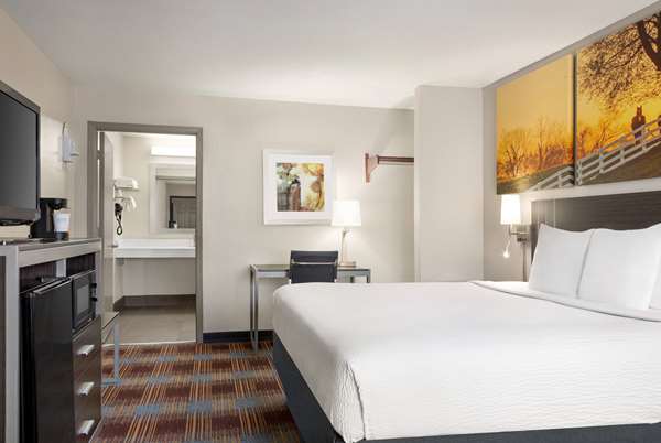  - Days Inn Fiesta Park San Antonio - I-10, Exit 559
