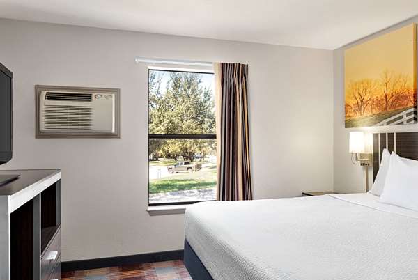 Suite - Days Inn Fiesta Park San Antonio - I-10, Exit 559