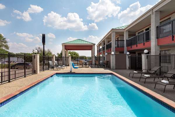 Pool - Days Inn Fiesta Park San Antonio - I-10, Exit 559