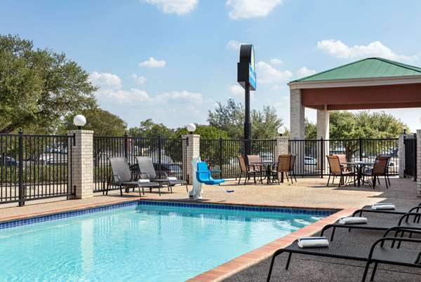 Pool - Days Inn Fiesta Park San Antonio - I-10, Exit 559
