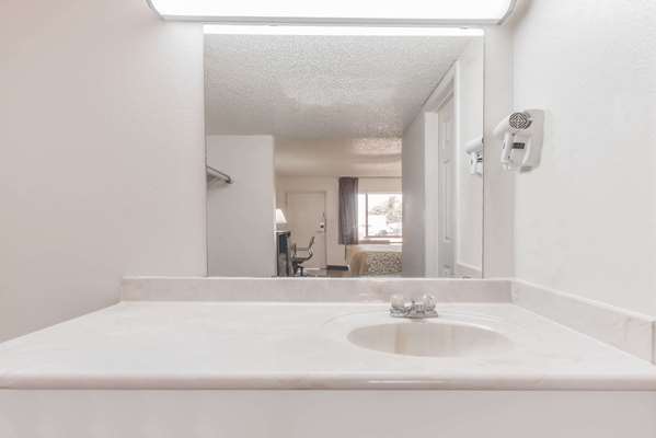  - Days Inn South Fort Worth - I-35, Exit 46B