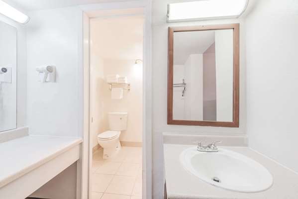  - Days Inn South Fort Worth - I-35, Exit 46B