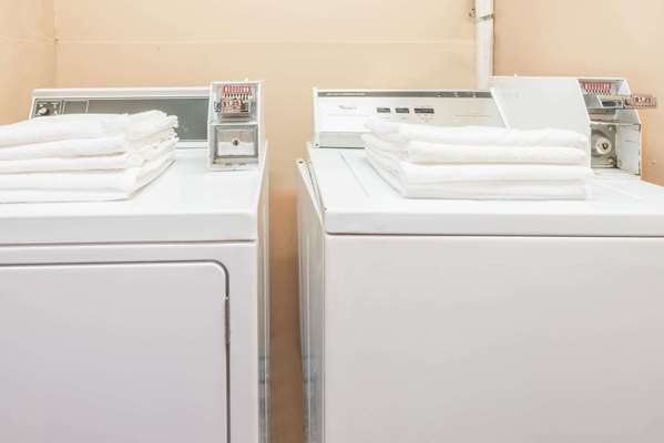  - Days Inn South Fort Worth - I-35, Exit 46B