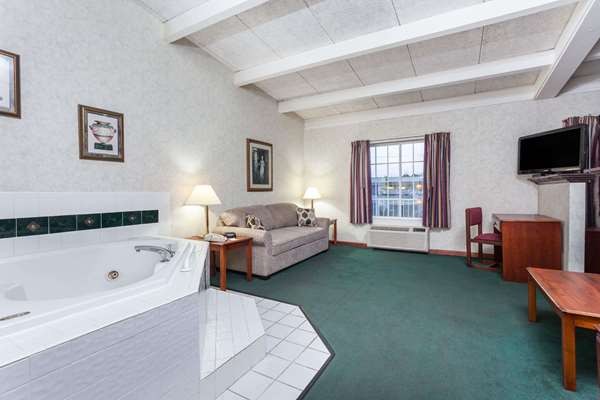 Suite - Days Inn Lexington - I-64 & I-75, Exit 113