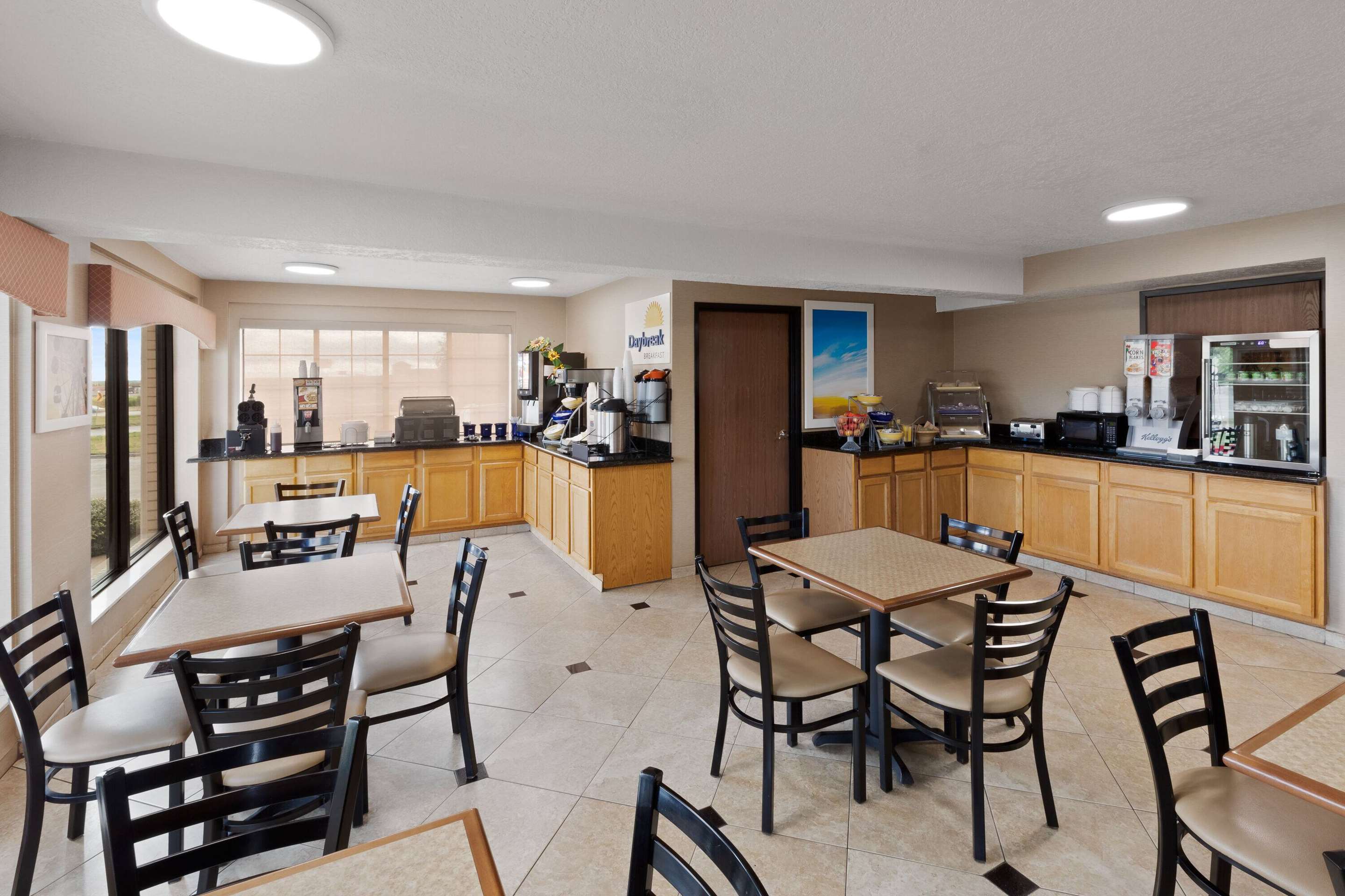 Breakfast Area | Days Inn by Wyndham Oklahoma City
