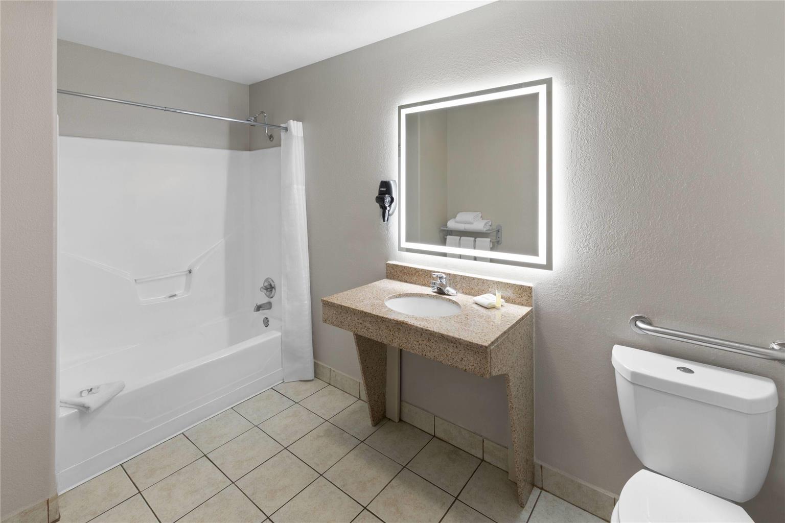DAYS INN BY WYNDHAM, TEMPLE-guestroom-Guest Room,Bathroom,Accessibility,On-Site.jpg