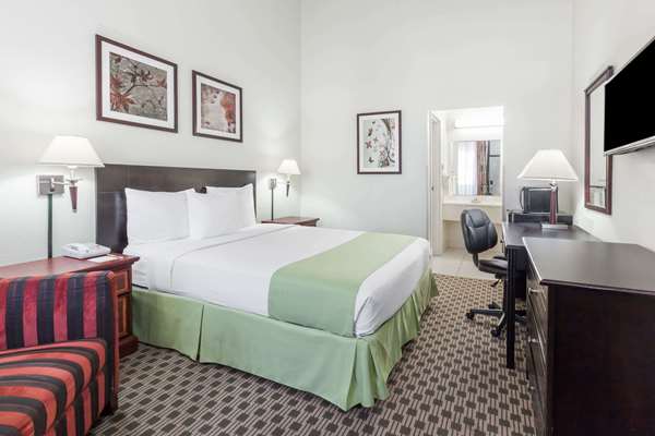 Suite - Days Inn DFW Airport Irving