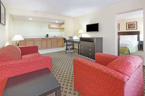 Suite - Days Inn DFW Airport Irving