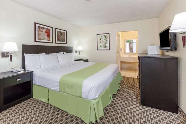 Suite - Days Inn DFW Airport Irving