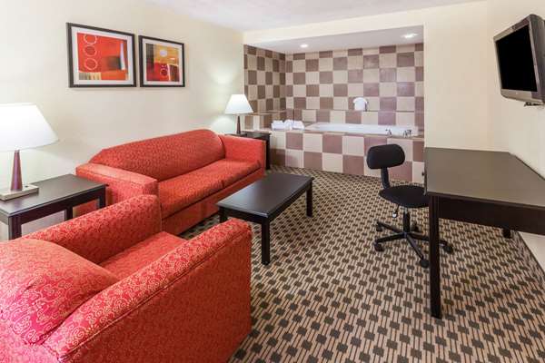Suite - Days Inn DFW Airport Irving