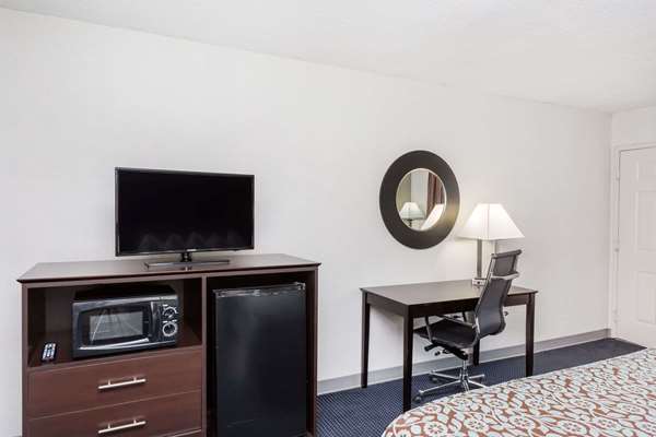  - Days Inn Hendersonville - I-26, Exit 49