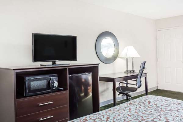 Suite - Days Inn Hendersonville - I-26, Exit 49