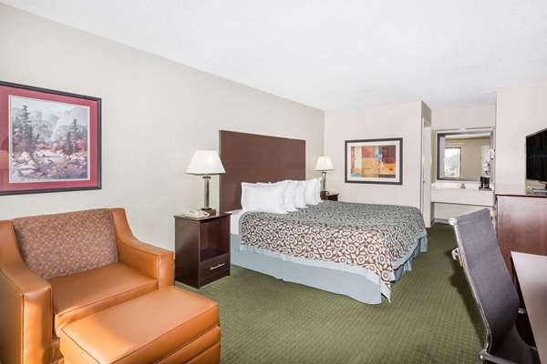 Suite - Days Inn Hendersonville - I-26, Exit 49