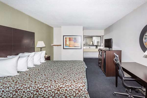  - Days Inn Hendersonville - I-26, Exit 49