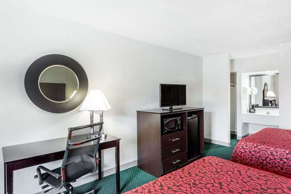  - Days Inn Hendersonville - I-26, Exit 49