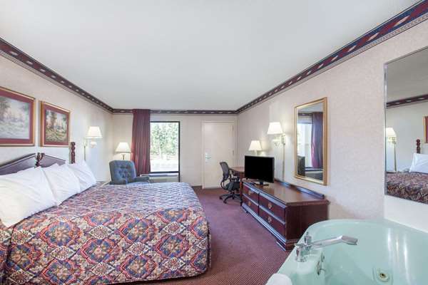 Suite - Days Inn St Pauls - I-95, Exit 31