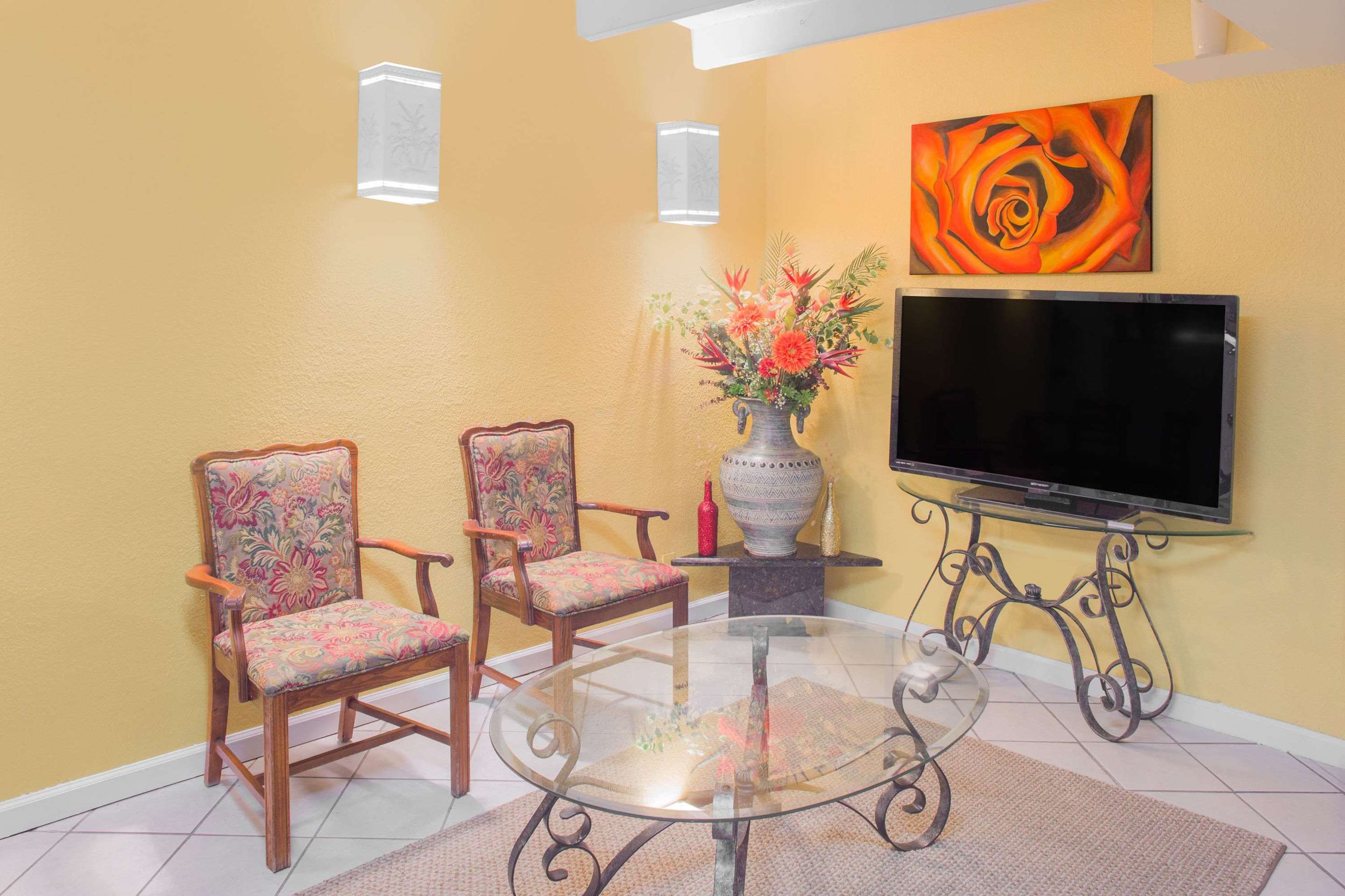 Lobby | Days Inn by Wyndham Tallahassee University Center
