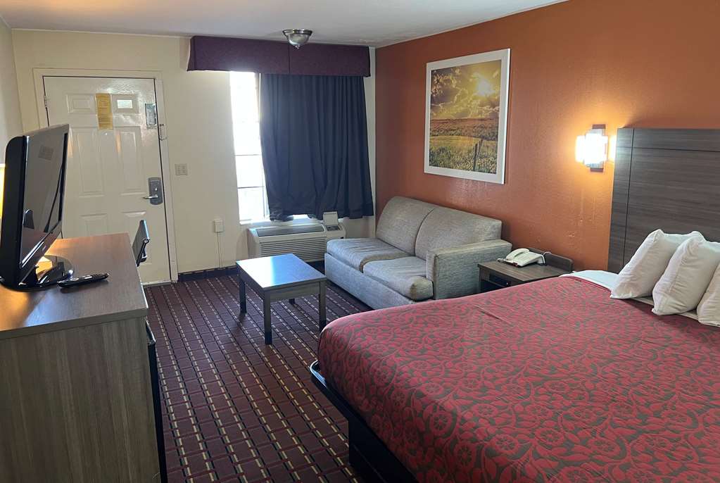DAYS INN BY WYNDHAM EL RENO-guestroom-Guest Room,On-Site.jpg