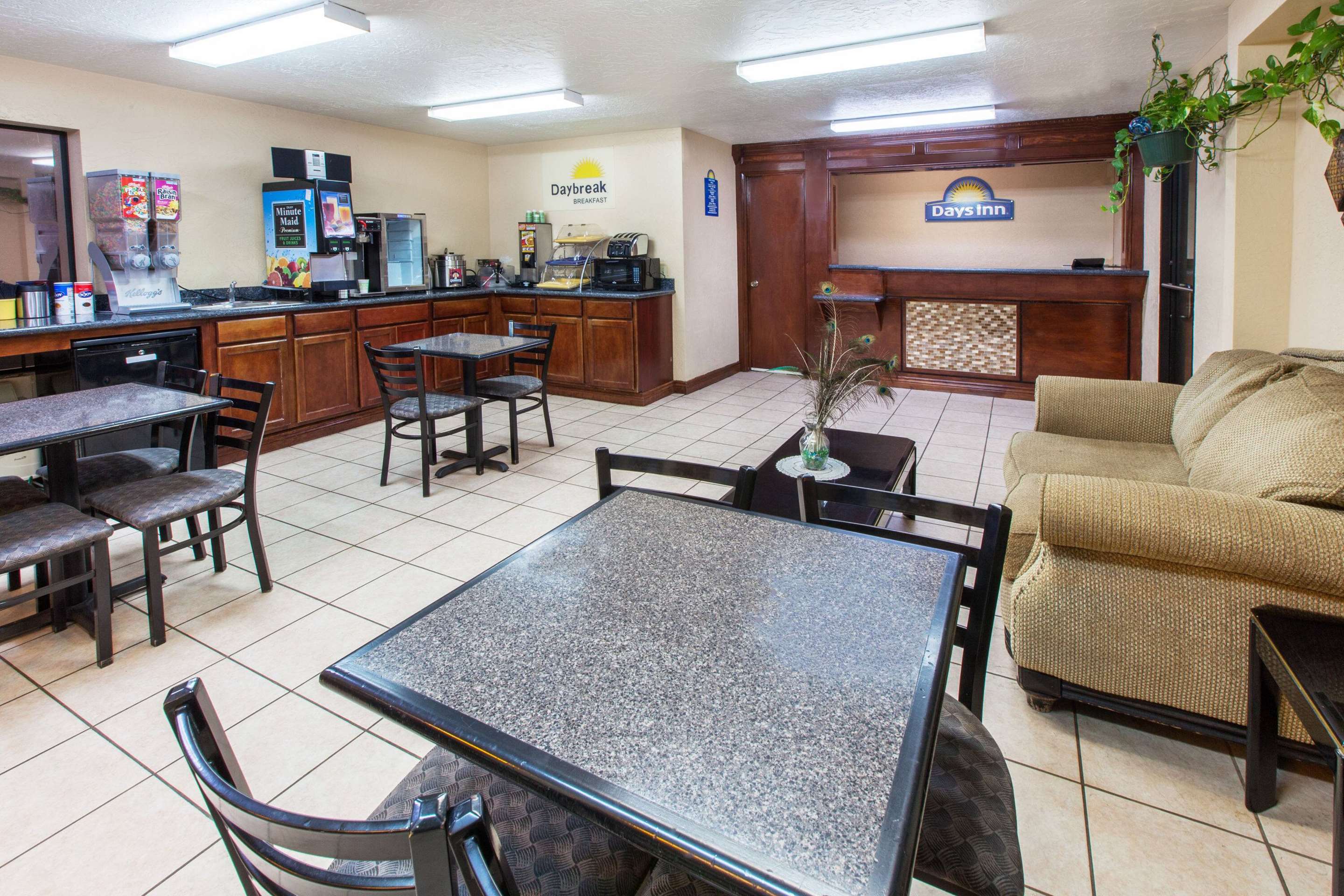 Lobby | Days Inn by Wyndham El Reno
