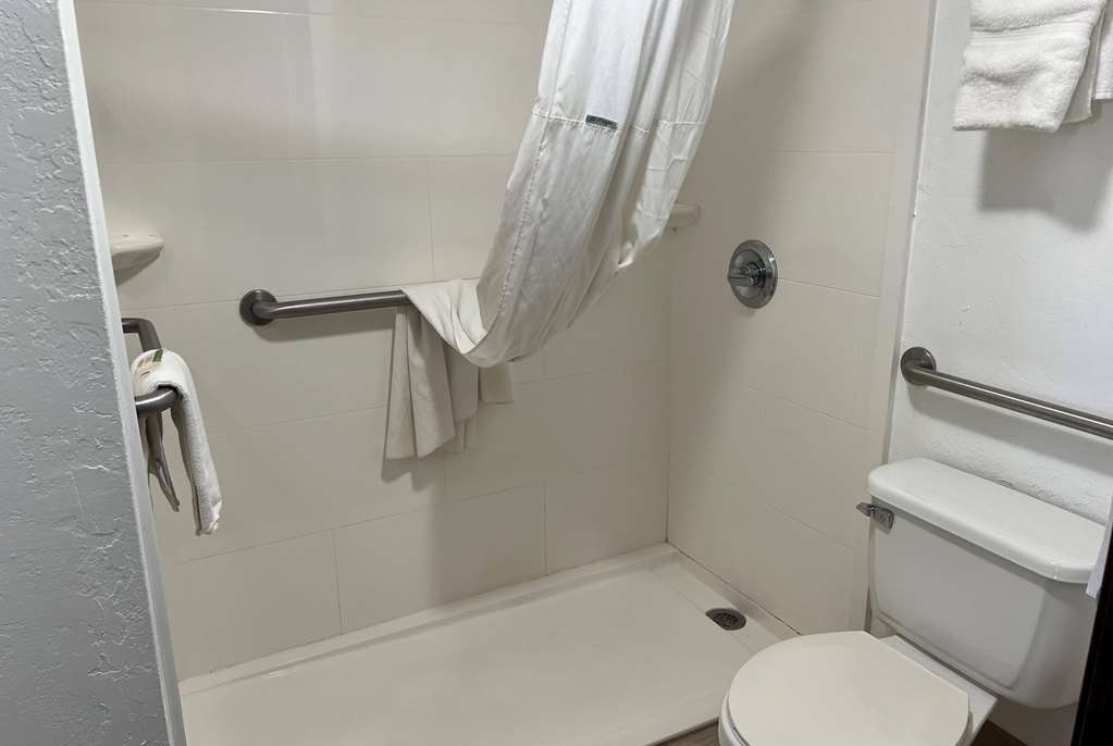 DAYS INN BY WYNDHAM EL RENO-guestroom-Guest Room,Bathroom,On-Site.jpg