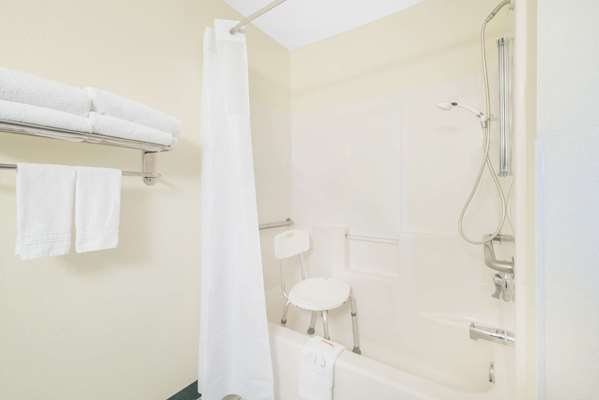  - Days Inn Fargo Airport-Dome Suites