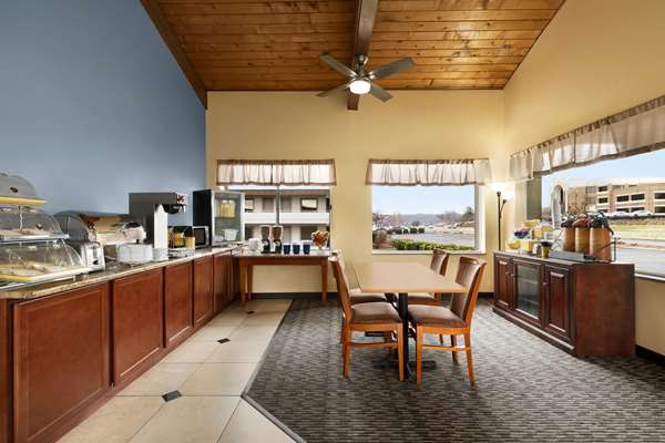 Restaurant - Days Inn Oak Ridge