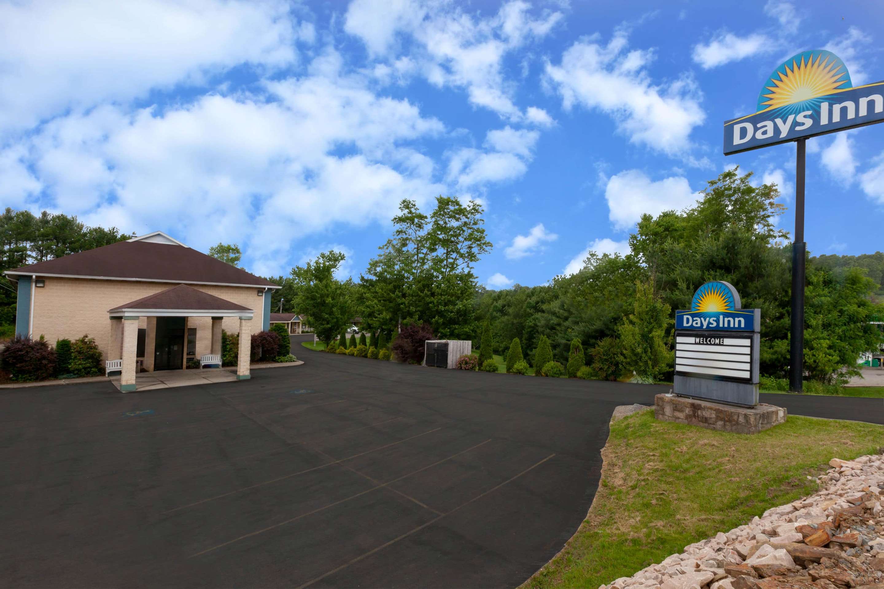 Exterior | Days Inn by Wyndham Donegal