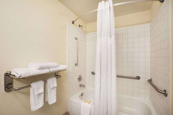  - Days Inn & Suites Commerce