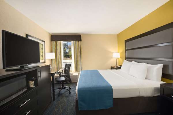  - Days Inn & Suites Commerce
