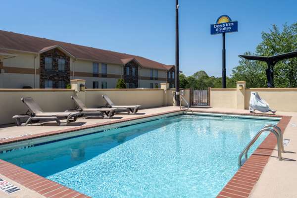 Pool - Days Inn & Suites Commerce