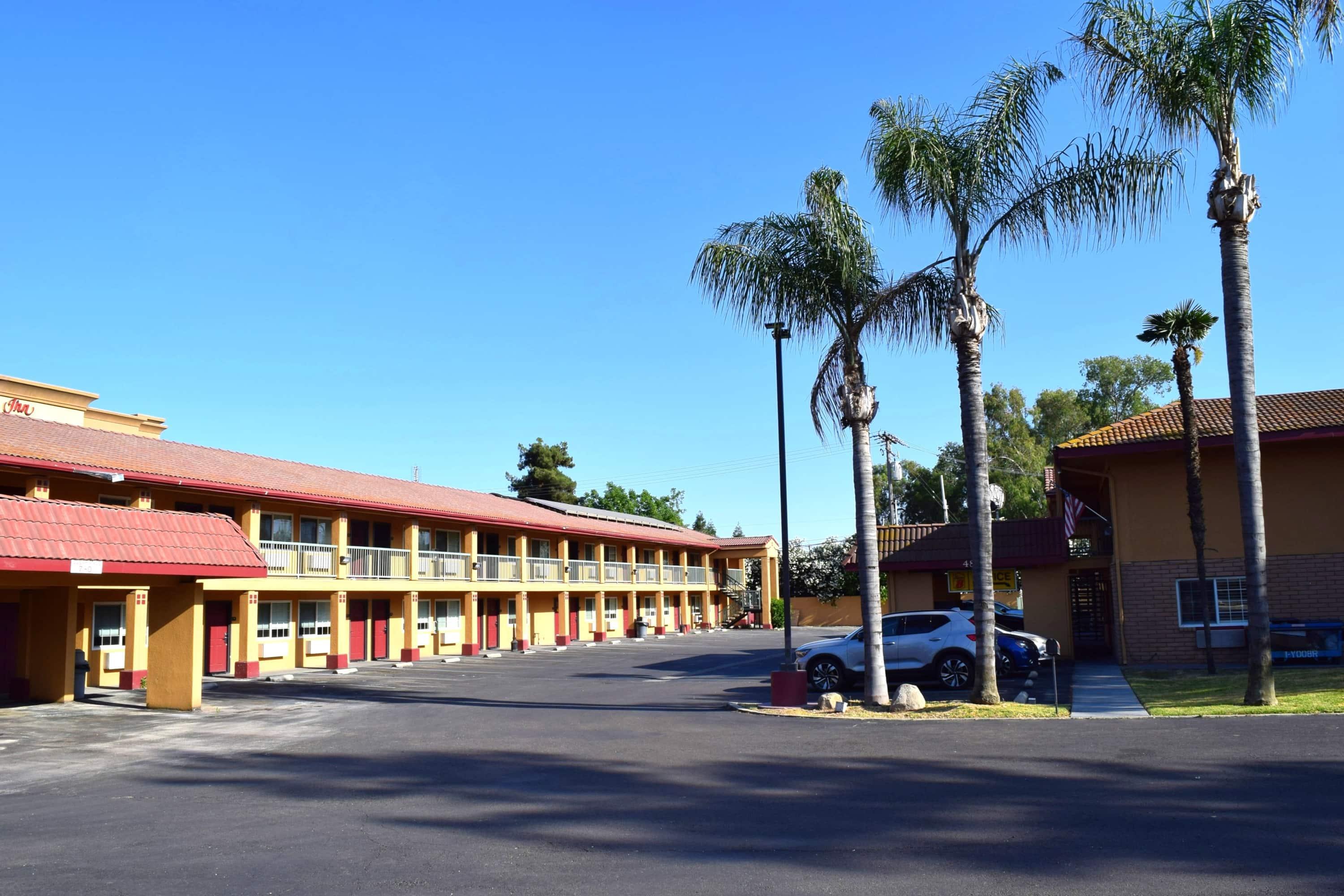 Exterior | Super 8 by Wyndham Visalia