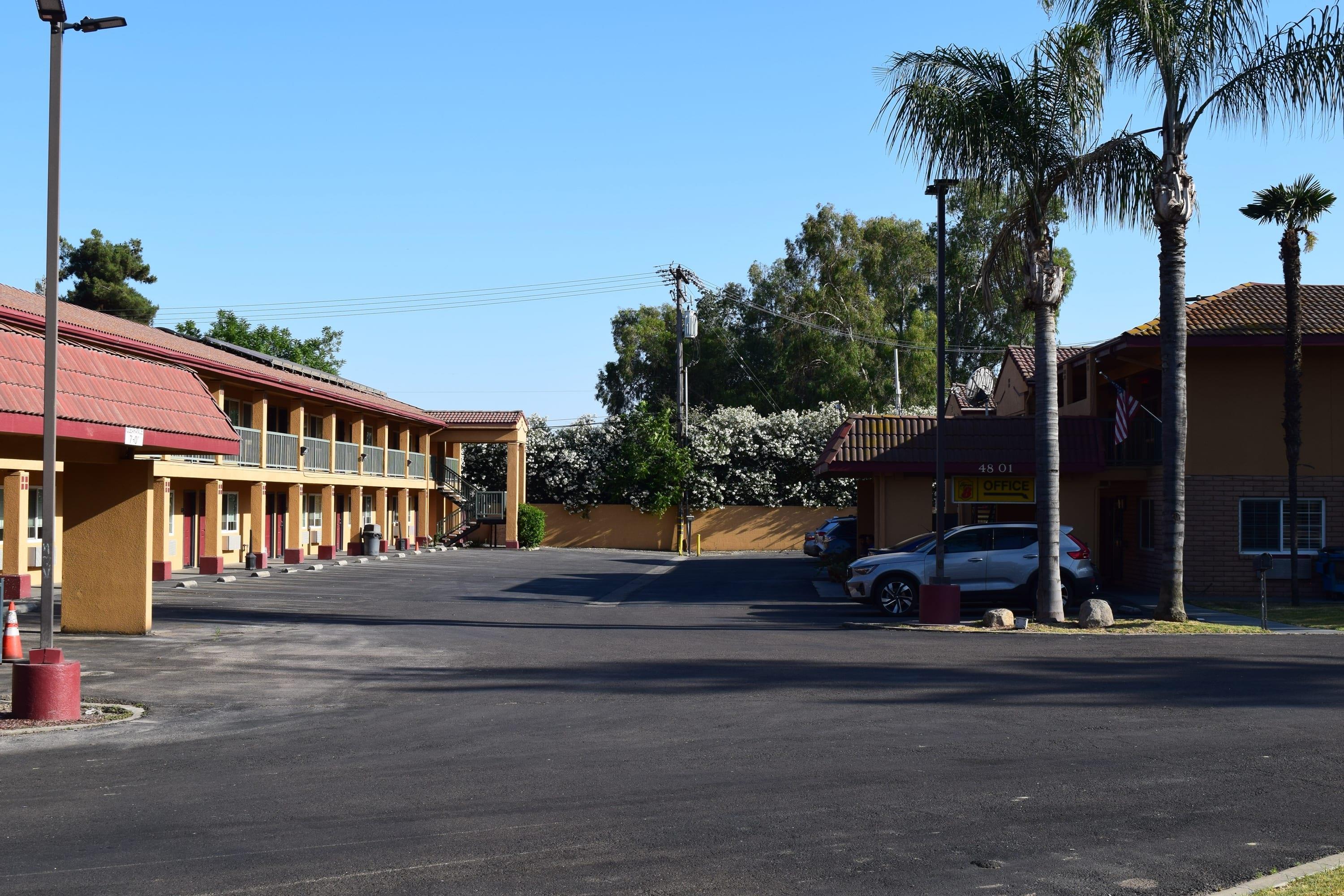 Exterior | Super 8 by Wyndham Visalia