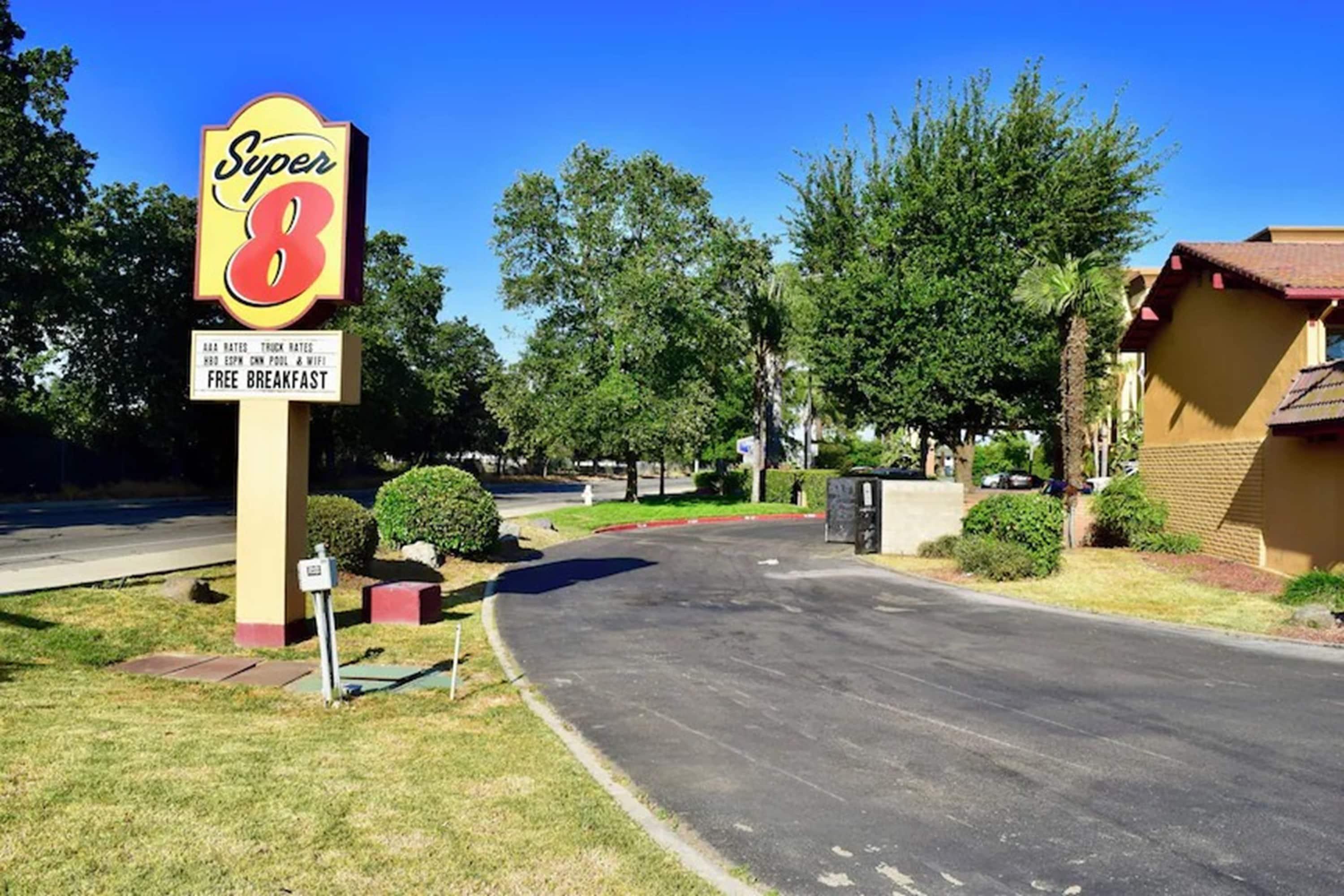 Exterior | Super 8 by Wyndham Visalia