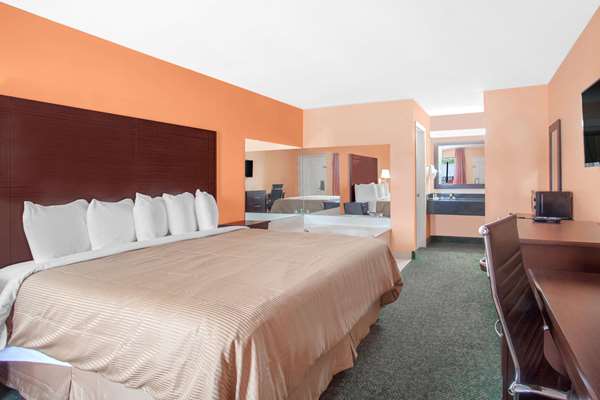 Suite - Days Inn Moulton