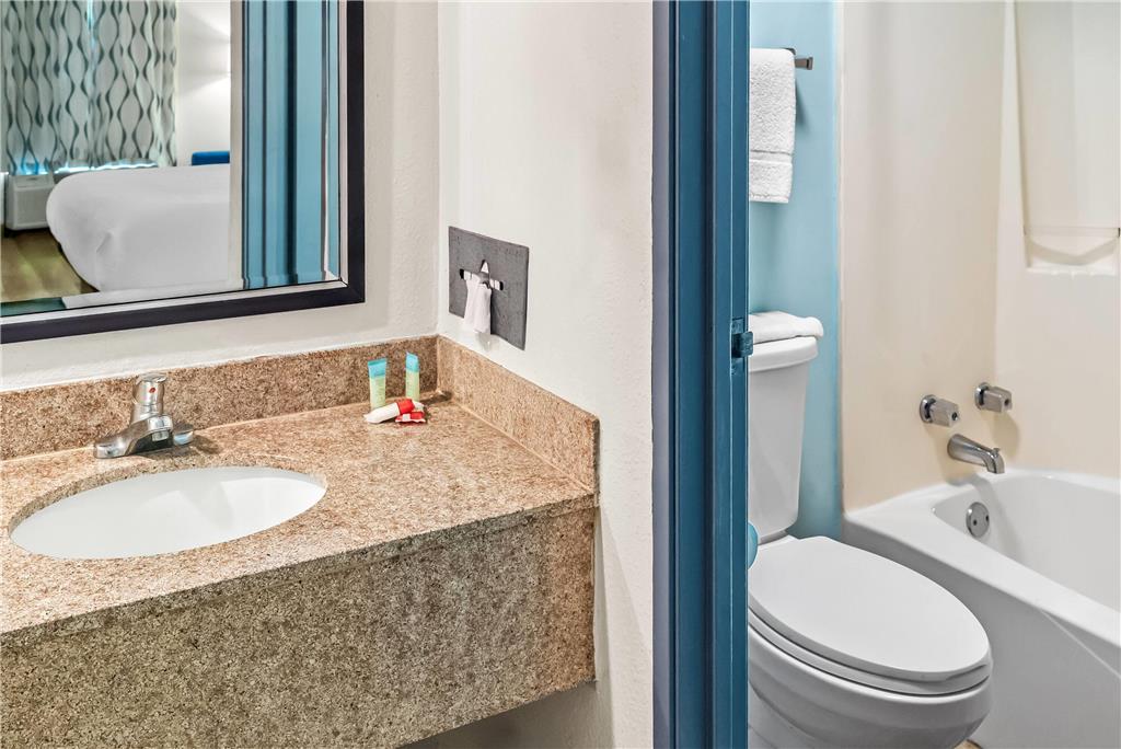 DAYS INN BY WYNDHAM AIKEN - INTERST-guestroom-Guest Room,Bathroom,On-Site.jpg