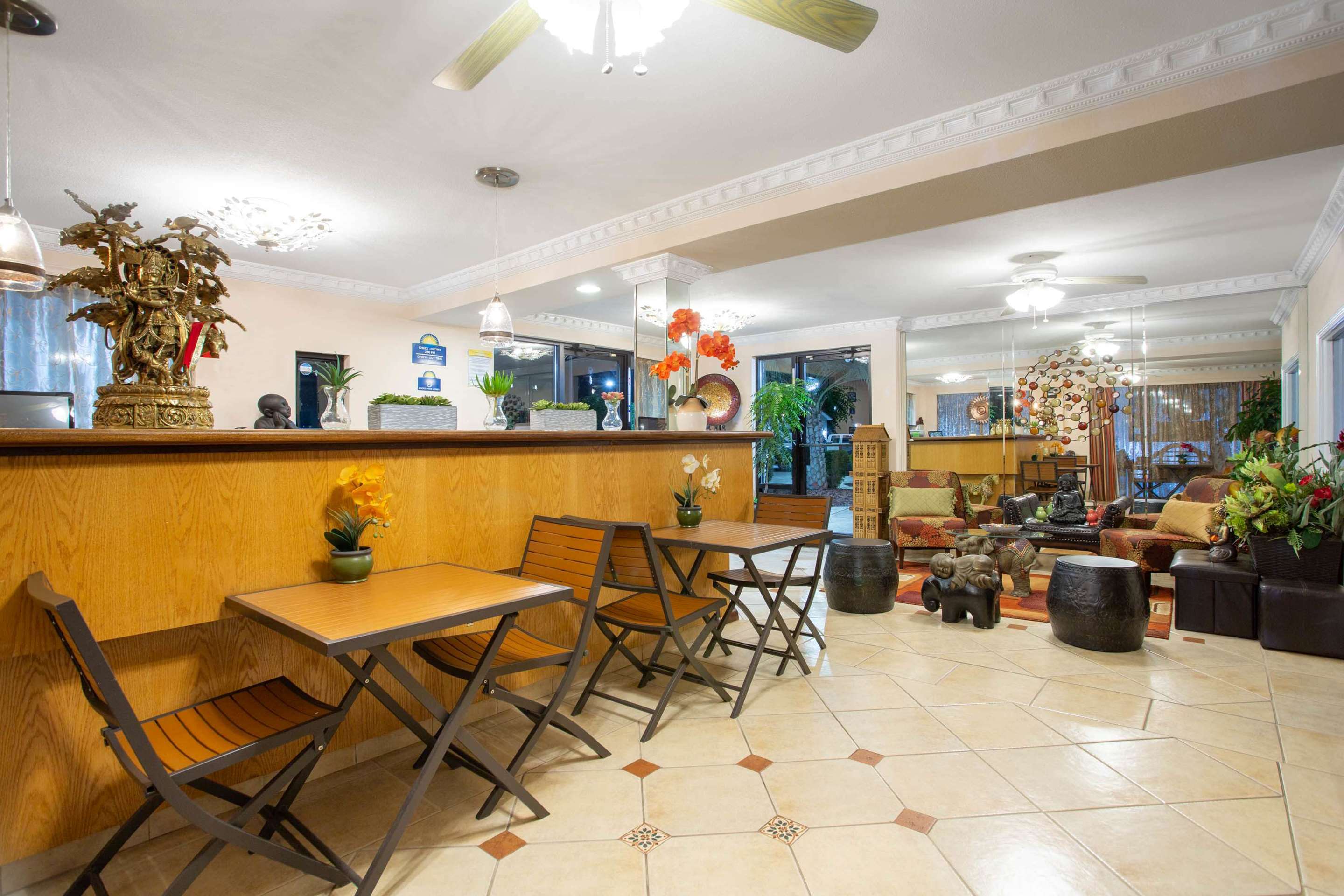 Lobby | Days Inn by Wyndham Lake City