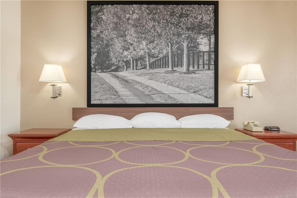 SUPER 8 BY WYNDHAM VINCENNES-guestroom-Guest Room,On-Site.jpg