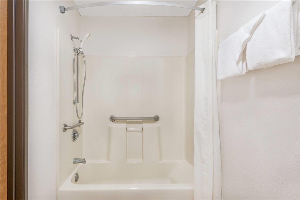 SUPER 8 BY WYNDHAM VINCENNES-guestroom-Guest Room,Bathroom,Accessibility,On-Site.jpg