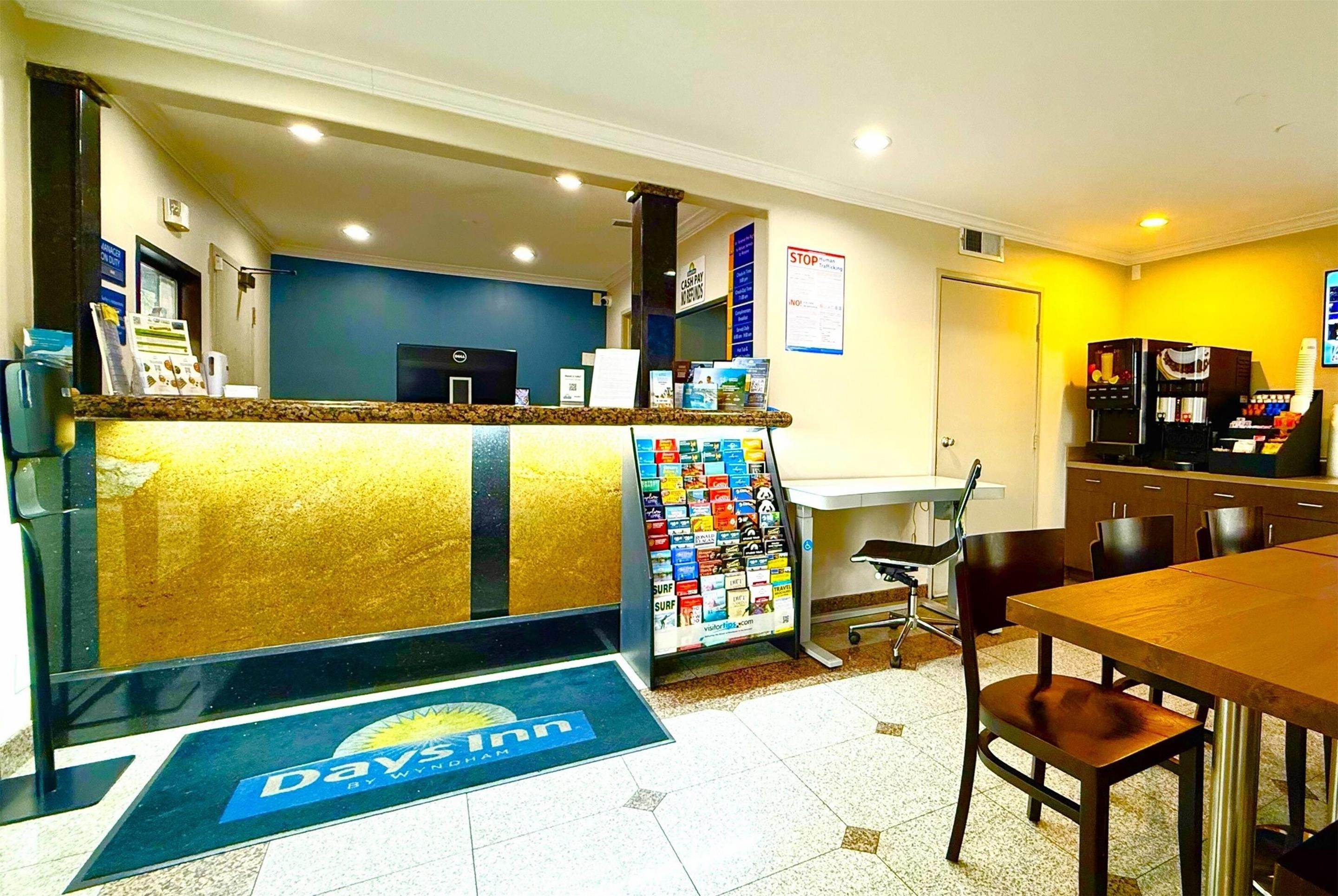 Lobby | Days Inn by Wyndham Los Angeles LAX/Redondo/Manhattan Beach