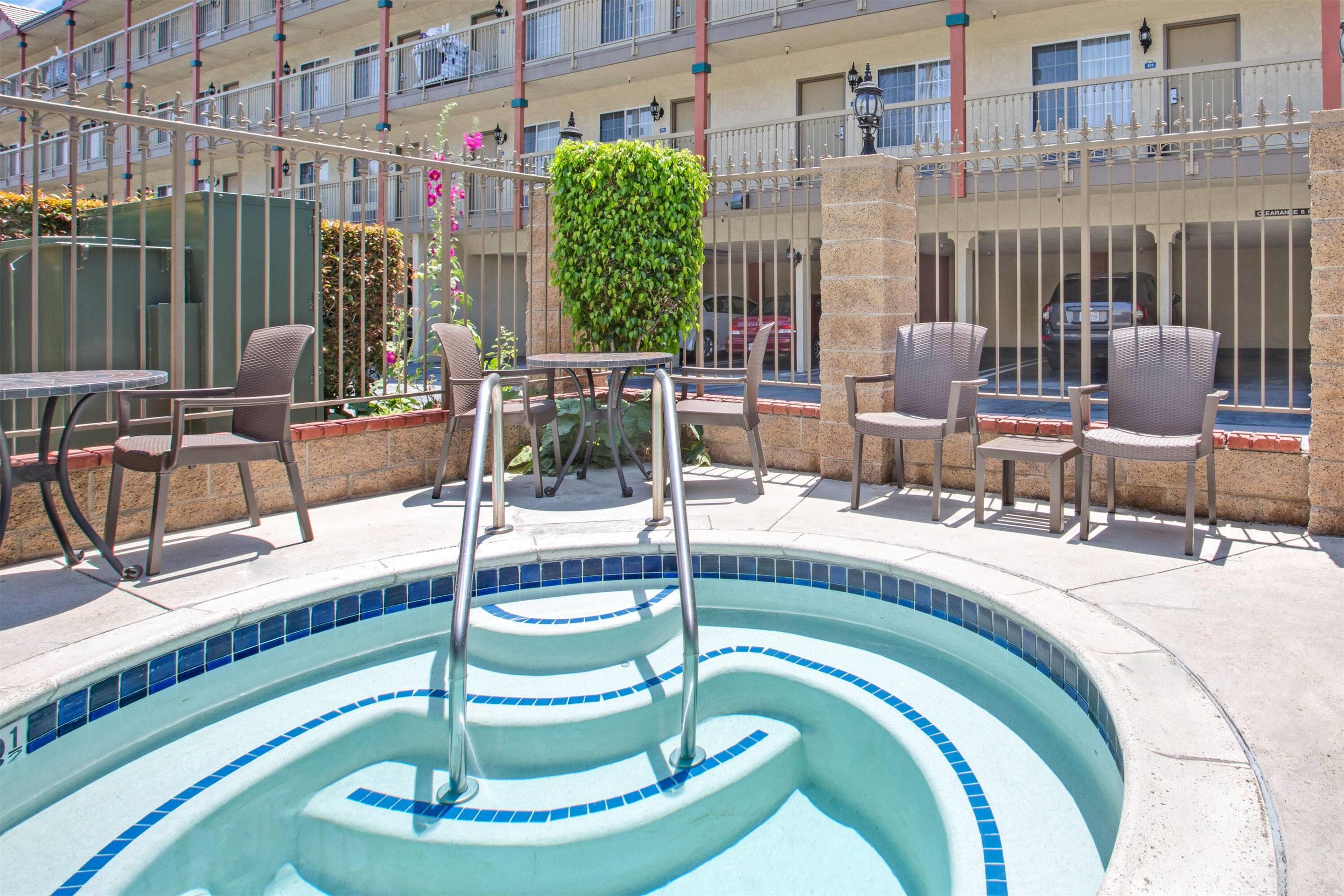 Outdoor Jacuzzi | Days Inn by Wyndham Los Angeles LAX/Redondo/Manhattan Beach