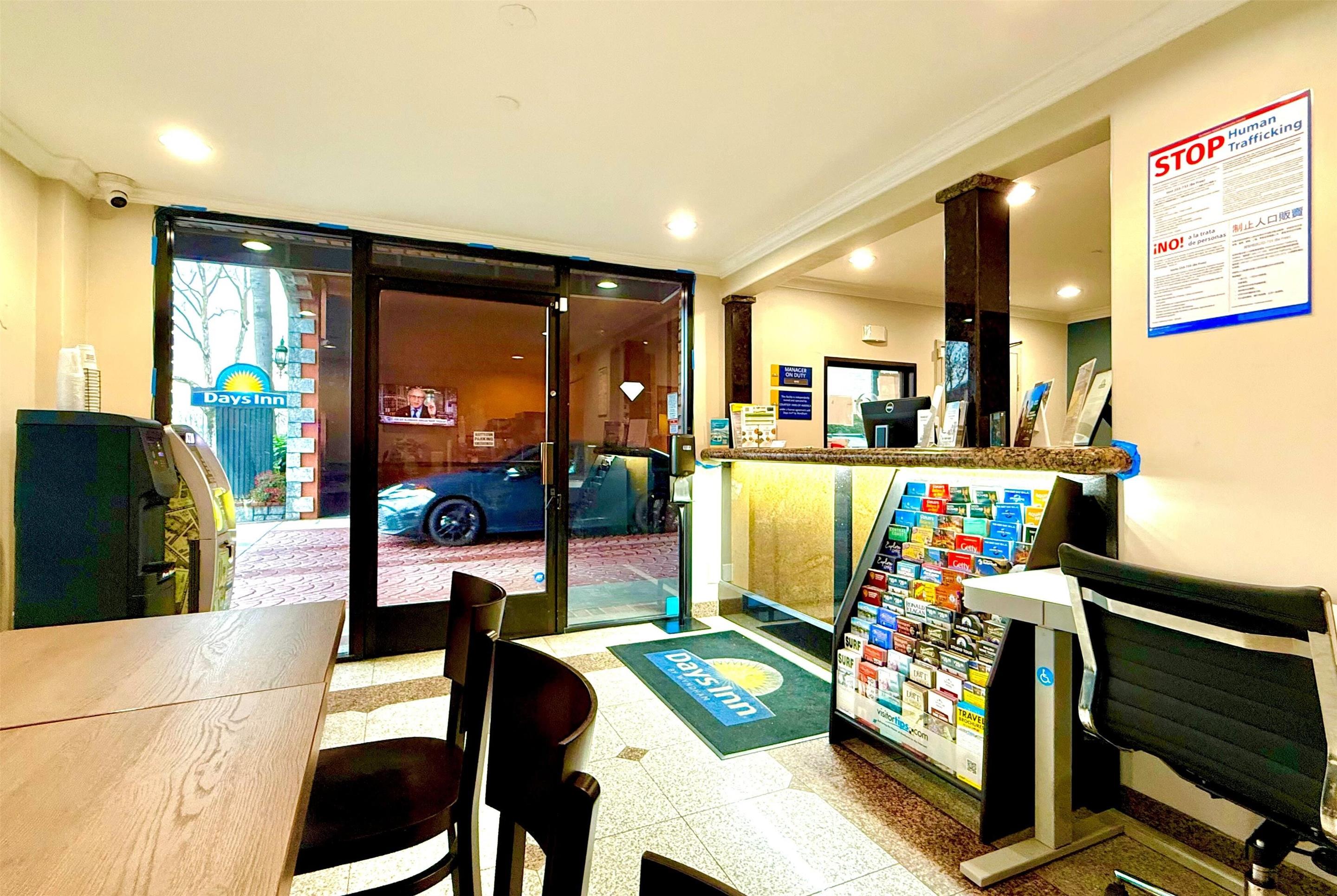 Lobby | Days Inn by Wyndham Los Angeles LAX/Redondo/Manhattan Beach