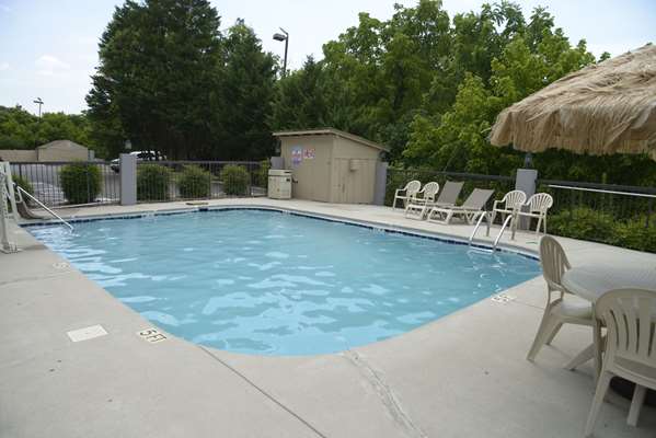 Pool - Days Inn Kodak - I-40, Exit 407
