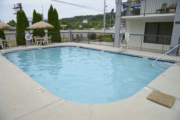 Pool - Days Inn Kodak - I-40, Exit 407